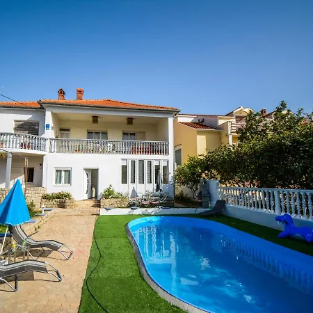 Family Friendly With A Swimming Pool - 17553 아파트 자다르