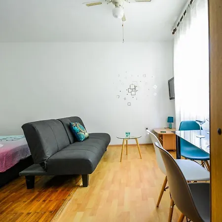 Family Friendly With A Swimming Pool - 17553 شقة