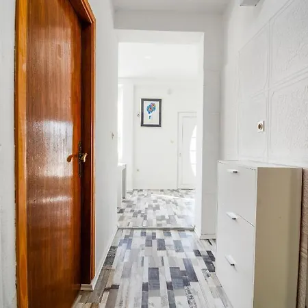 شقة Family Friendly With A Swimming Pool - 17553 *
