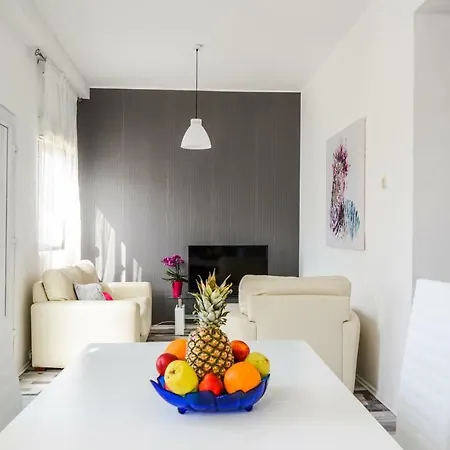 شقة Family Friendly With A Swimming Pool - 17553